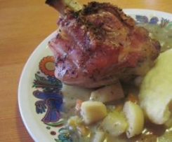 Haxen vom Spanferkel mit Kartoffel-Selleriestampf