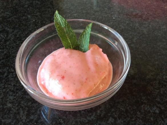 Herrlich frisches Erdbeereis - kalorienarm und fettreduziert