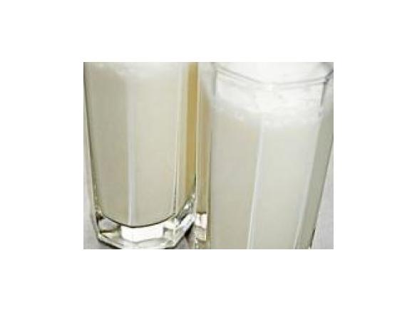 Bananenmilch! Aber statt Kuhmilch einfach Hafer- oder Mandelmilch nehmen. Letztere lässt sich mit dem Thermomix prima selbst herstellen!