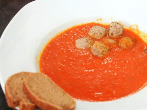 Paprika-Tomatensuppe mit Hackbällchen