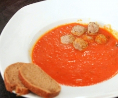 Paprika-Tomatensuppe mit Hackbällchen