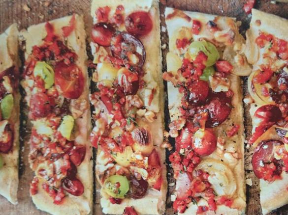 Trauben-Nuss-Focaccia mit Speck und Rosmarin