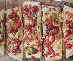 Trauben-Nuss-Focaccia mit Speck und Rosmarin