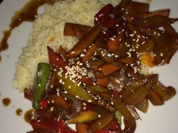 Gemüsepfanne mit Sojasoße & Sesam 