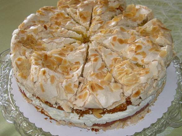 Rhabarber-Schneemousse-Torte