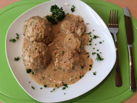 Petersilien-Brezenknödel mit Hähnchfilets und Pfifferlingrahmsauce ALL IN ONE