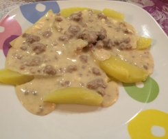 Hackfleisch-Feta-Soße mit Kartoffelwedges