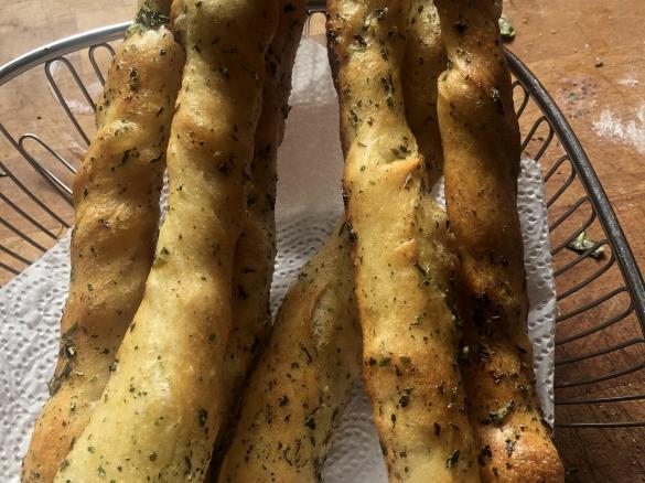 Flûtes (Hefestangen mit Kräuter-Öl)