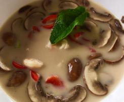 Thai Tom Yum Suppe mit Garnelen und Kokosmilch