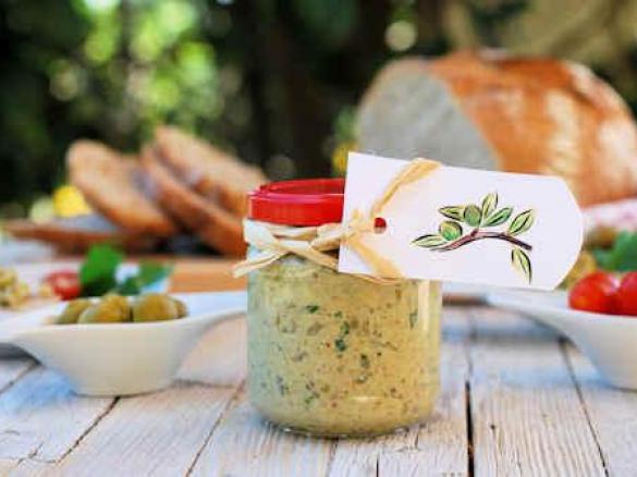 Grüne Tapenade mit Mandeln