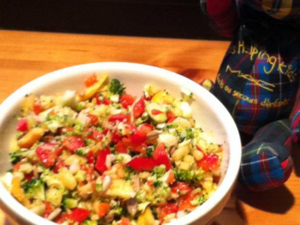 Broccoli-Paprikasalat mit Walnüssen 