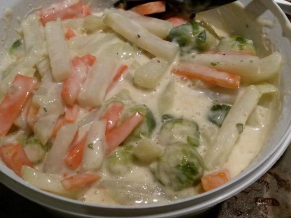 Rahm Gemüse aus Kohlrabi-Möhren-Rosenkohl mit Kartoffel