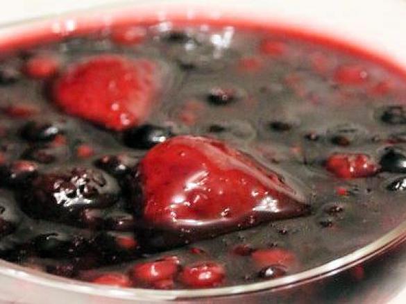 Berliner Rote Grütze mit Dampfnudeln und Vanillesoße