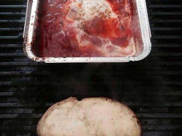 Spiegeleier im Tomatenbett vom Grill mit Ciabatta