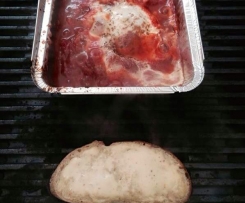 Spiegeleier im Tomatenbett vom Grill mit Ciabatta