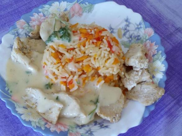 Hähnchen mit Paprika- Möhren- Reis und Sahnesoße