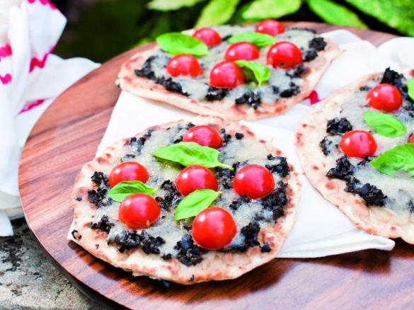 Piadizza mit Oliven und Mozzarella