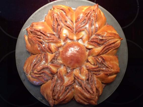 Briocheblume mit Schoko-Nuss-Füllung