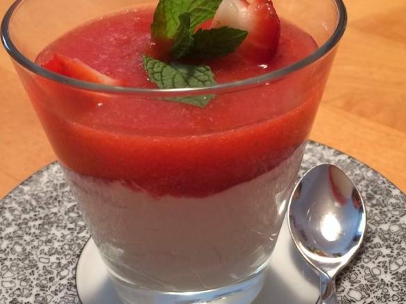 Weiße Mousse mit Erdbeerpüree