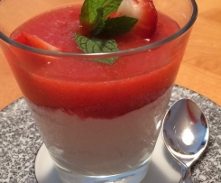 Weiße Mousse mit Erdbeerpüree