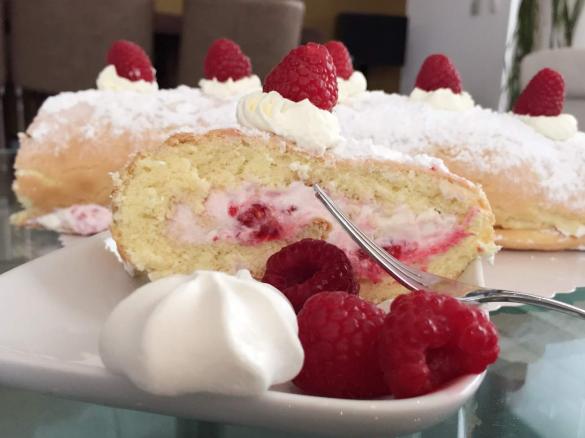 Biskuitrolle "Himbeer-Wolke"