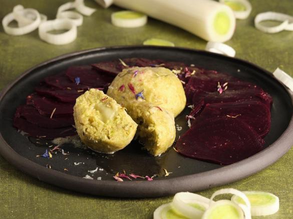 Lauchknödel auf Rote Bete-Carpaccio