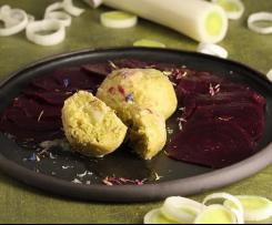 Lauchknödel auf Rote Bete-Carpaccio