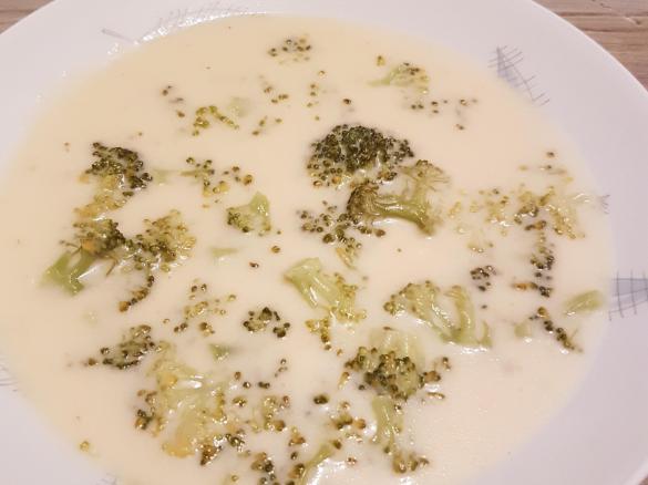 Brokkoli Suppe mit Cheddar