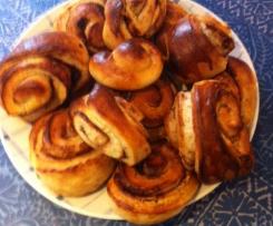 Finnische Pullas oder Kardamom Milchbrötchen