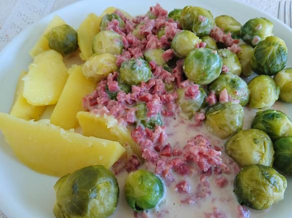 Rosenkohl mit Kartoffeln und Schinkensahnesoße