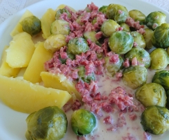 Rosenkohl mit Kartoffeln und Schinkensahnesoße