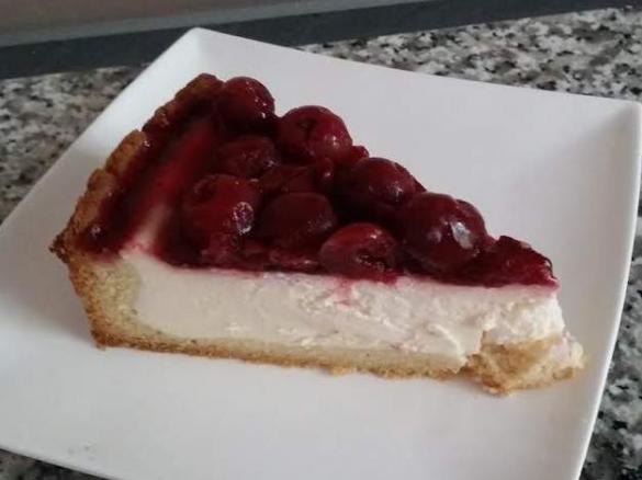 Variation von New York Cheesecake mit Kirschtopping und Mürbeteig