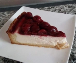 Variation von New York Cheesecake mit Kirschtopping und Mürbeteig