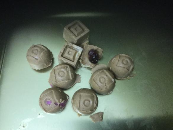 Krokantpralinen mit Cranberry in Rum