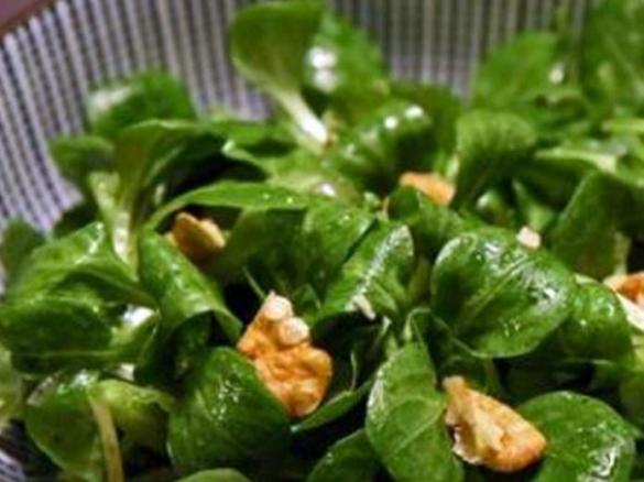Feldsalat mit Walnussdressing