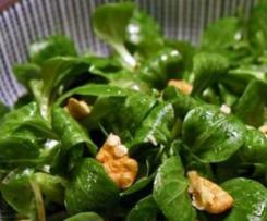 Feldsalat mit Walnussdressing