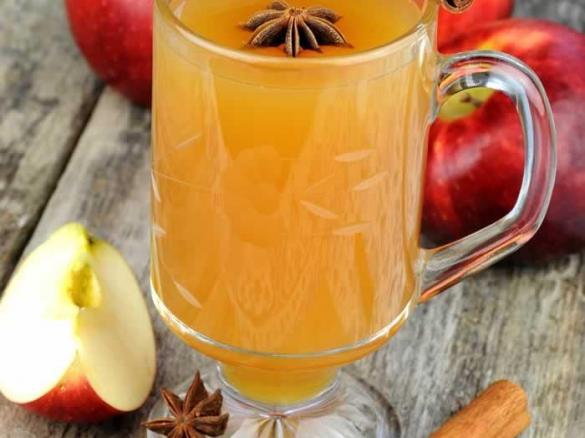 Weisser Glühwein (Hot Apple Cider)