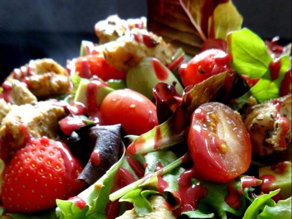 frisch-fruchtiger Salat mit Erdbeeren und Hähnchenfilets