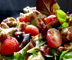 frisch-fruchtiger Salat mit Erdbeeren und Hähnchenfilets