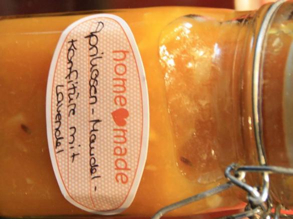 Aprikosen-Mandel-Konfitüre mit Lavendel