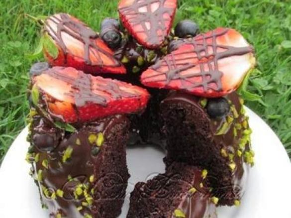 Saftiger "Schokoladen-Nuss Kuchen" mit frischen Beeren 