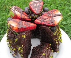 Saftiger "Schokoladen-Nuss Kuchen" mit frischen Beeren 