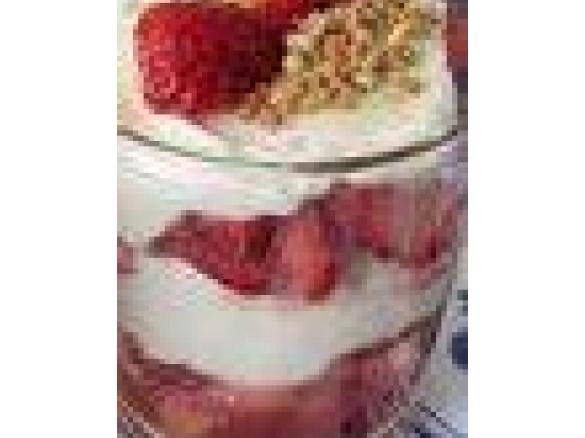 Monis Waldmeistercreme mit frischen Erdbeeren