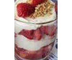 Monis Waldmeistercreme mit frischen Erdbeeren