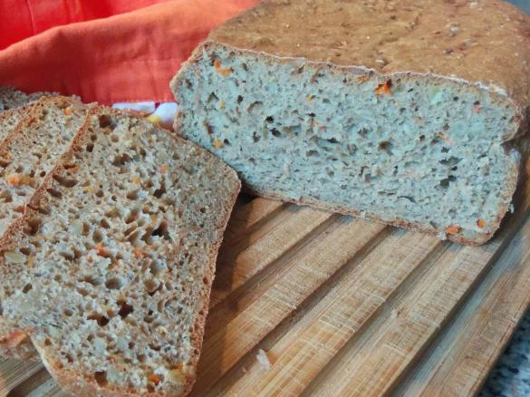 Dinkel-Vollkorn-Brot mit Sonnenblumenkernen und Karotte