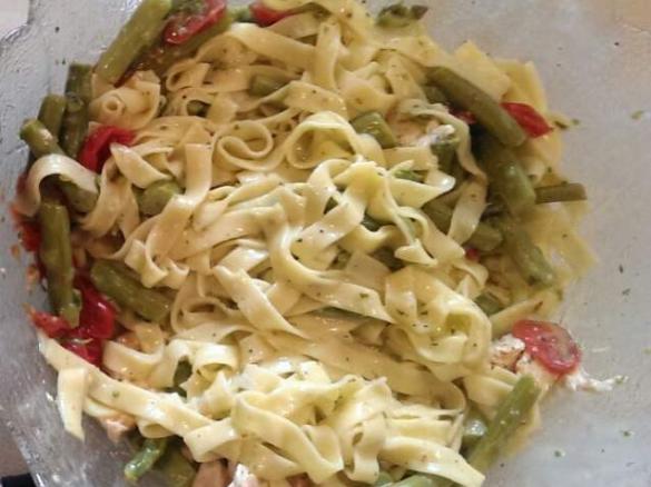 Tagliatelle mit grünem Spargel und Lachs