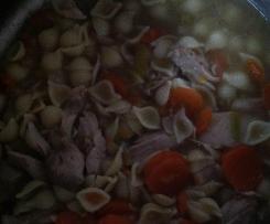 Hühnersuppe mit Nudeln und Karotten