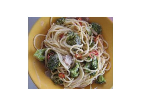 Spaghetti mit Gorgonzolasoße und Gemüse