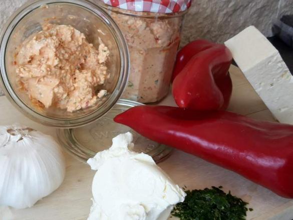 Paprika-Feta Creme