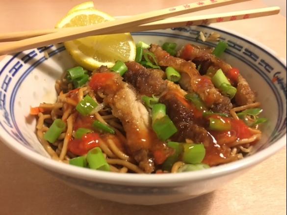 Chinesisch Gebratene Nudeln mit Huhn und Gemüse